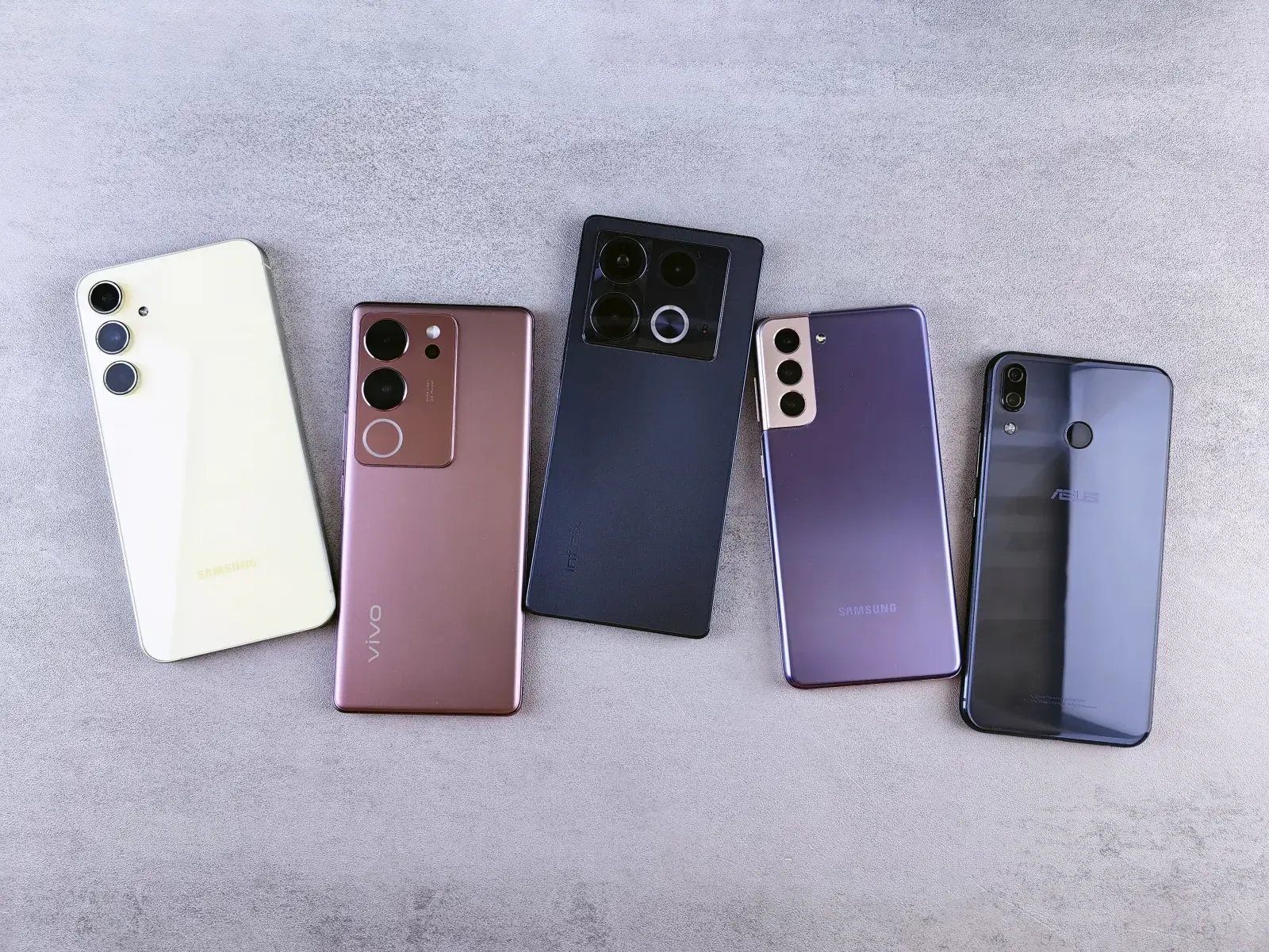 Flotte de smartphones professionnels de plusieurs marques posés sur un bureau